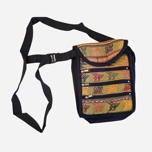small aztec multicolored crossbody with several compartments‎